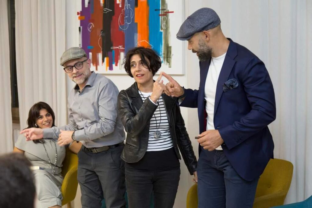 ricordando una mia "MyLightArt" realizzata per Marco Pacifico e Giada Fiume che li rappresentava metaforicamente collegati per meglio integrare le competenze terapeutiche