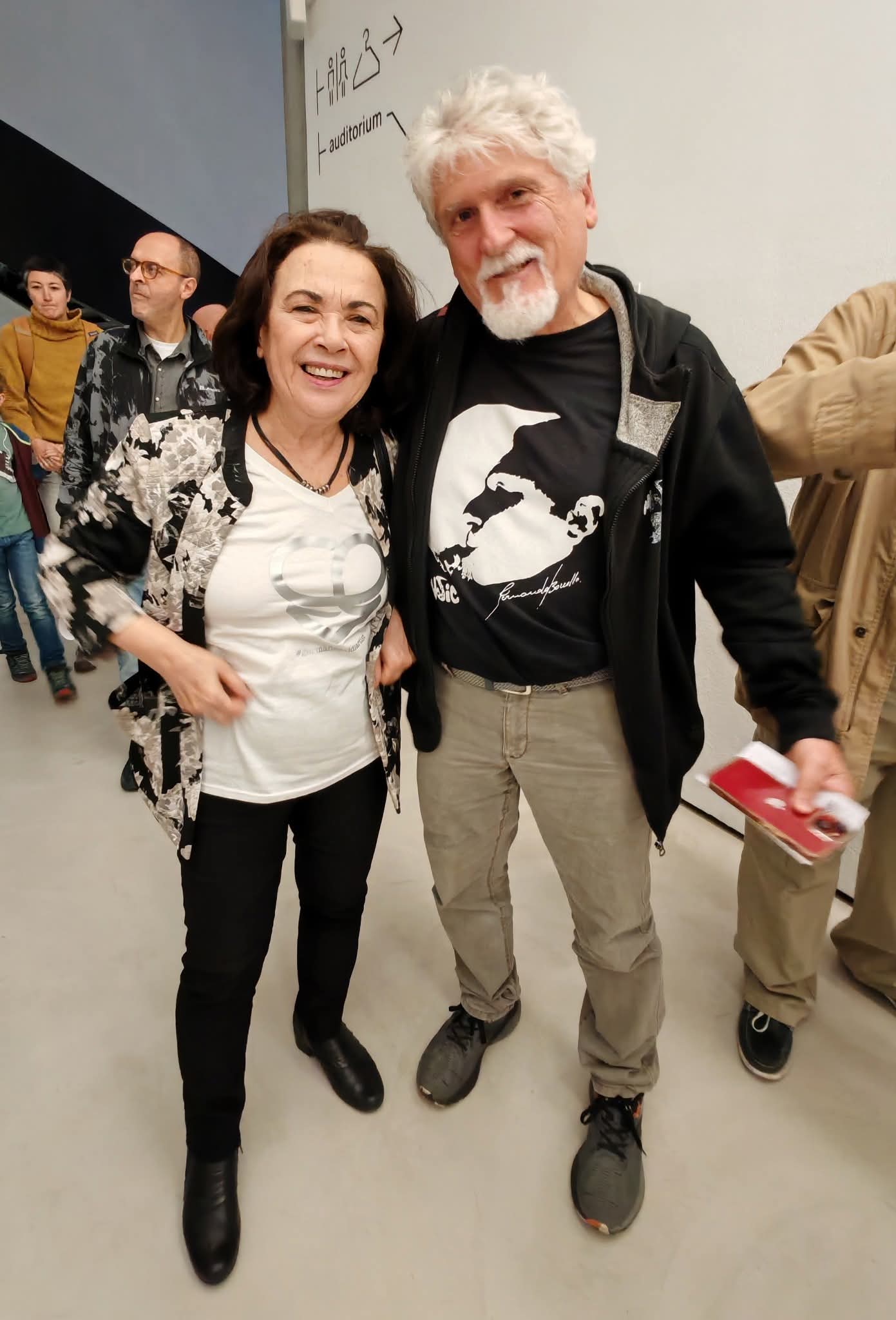 Patrizia Scascitelli con la mia t-shirt e Luca Marino dell'Associazione Massimo Urbani